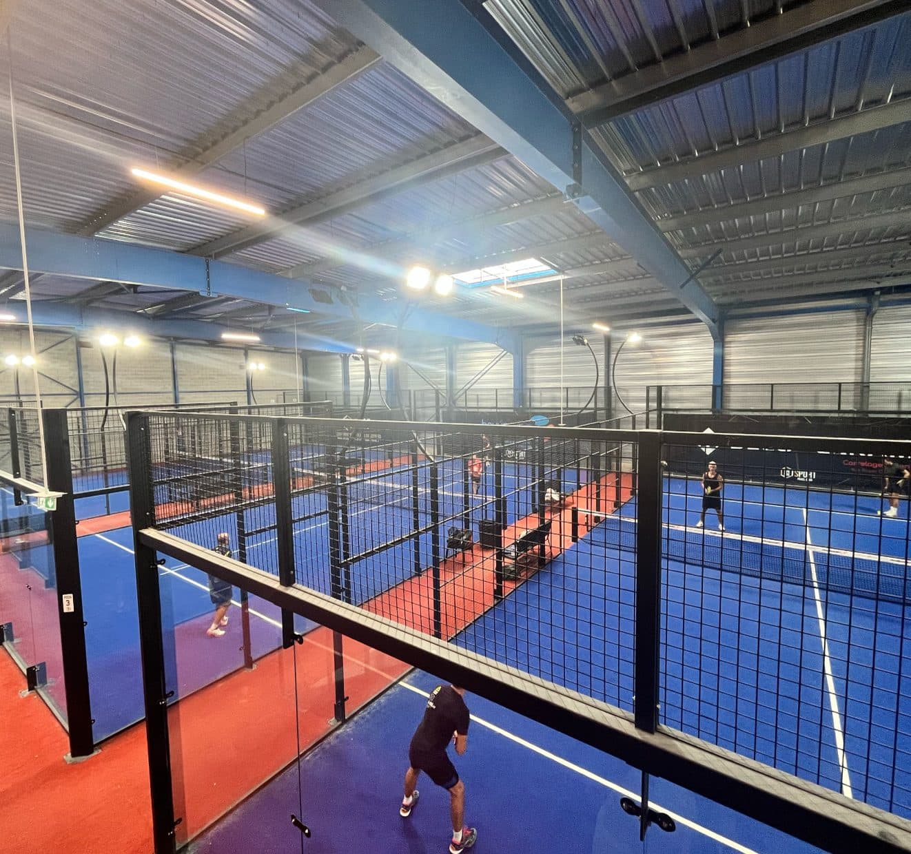 Indoor-Padel-Courts bei Inside Sport Reims
