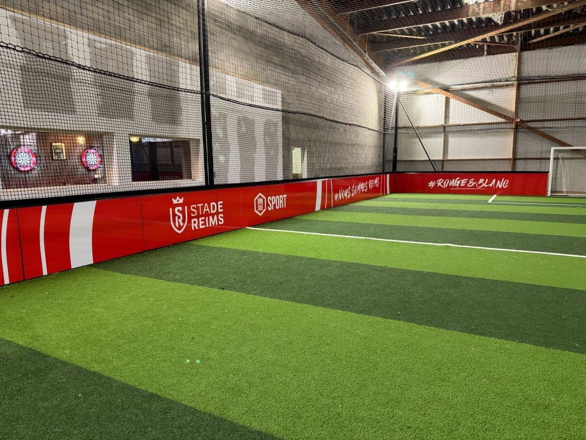 Bandes rouges et blanches Stade de Reims autour du terrain