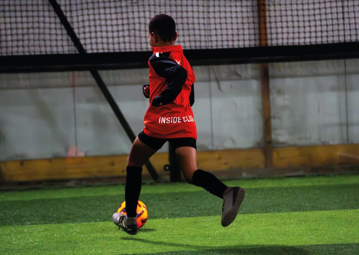 Jeune joueur de l'Inside Club conduisant le ballon