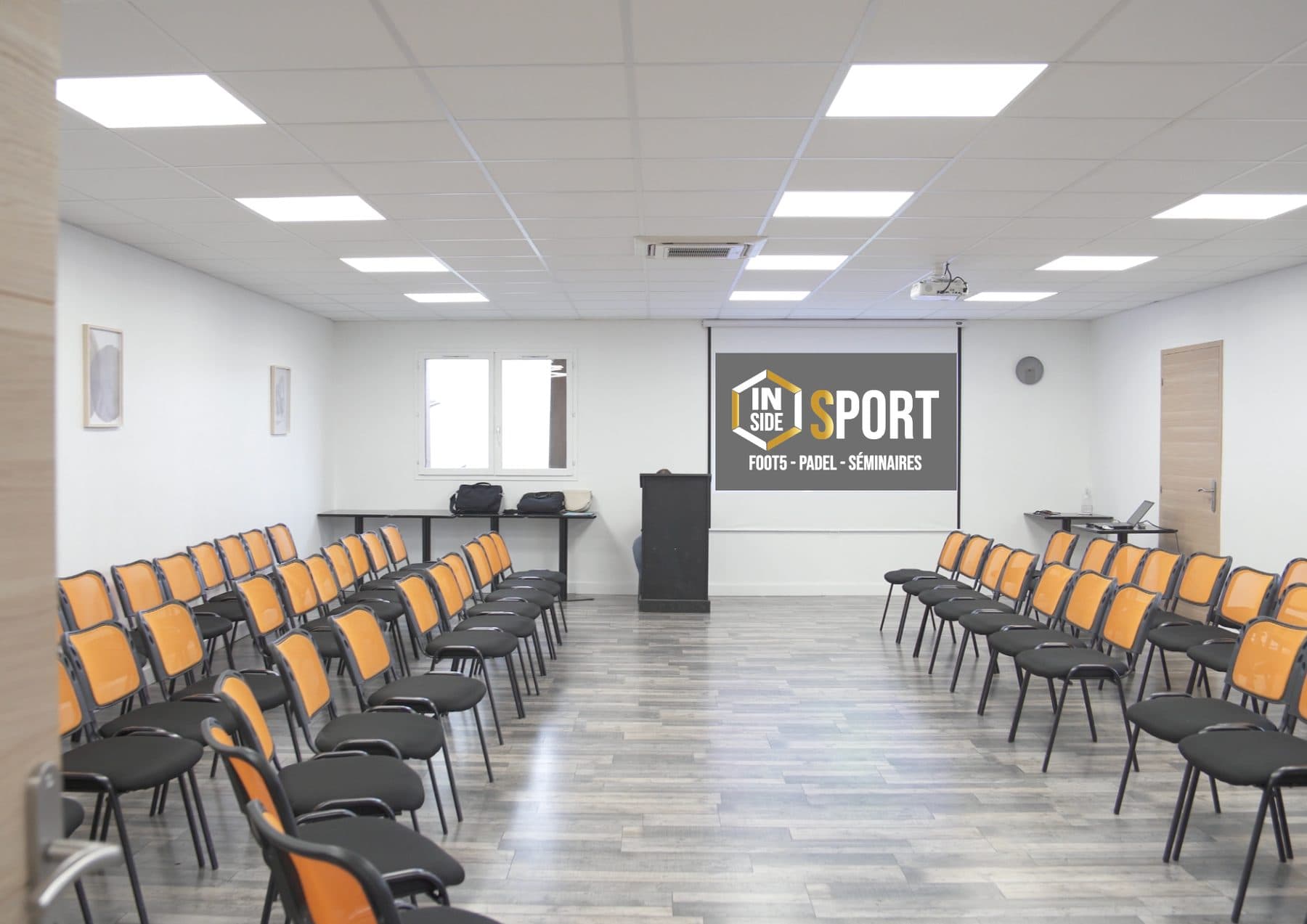 Salle de séminaire d'Inside Sport Reims en configuration conférence