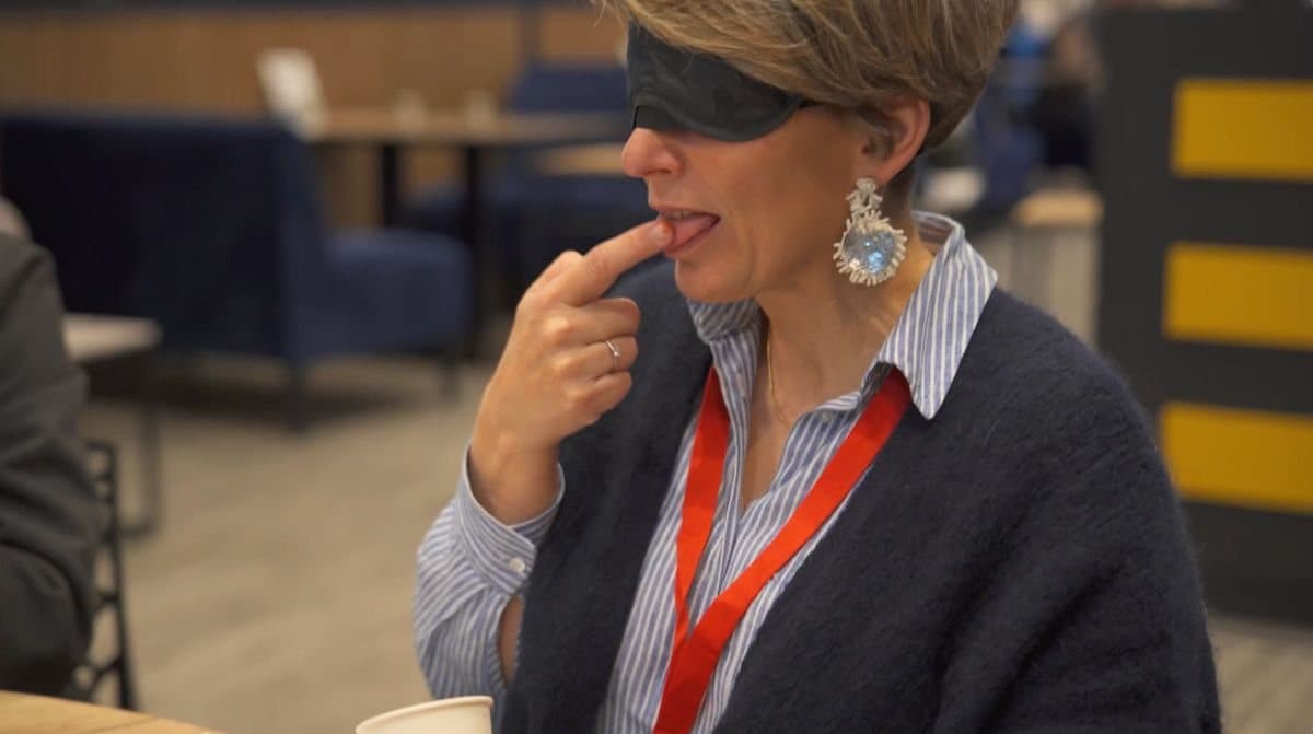 Participante aux yeux bandés lors du jeu du goût