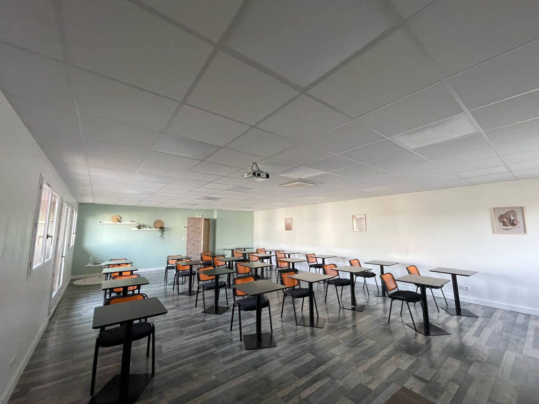 Salle lumineuse aménagée avec des tables et des chaises