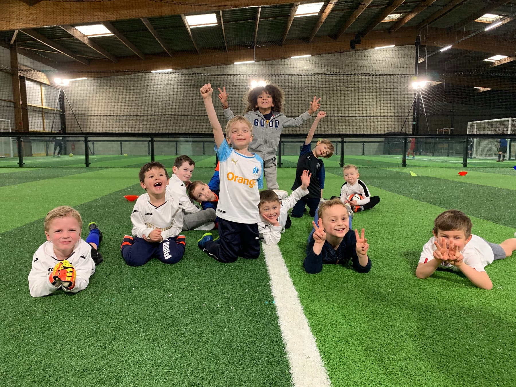 Enfants heureux sur un terrain de foot indoor