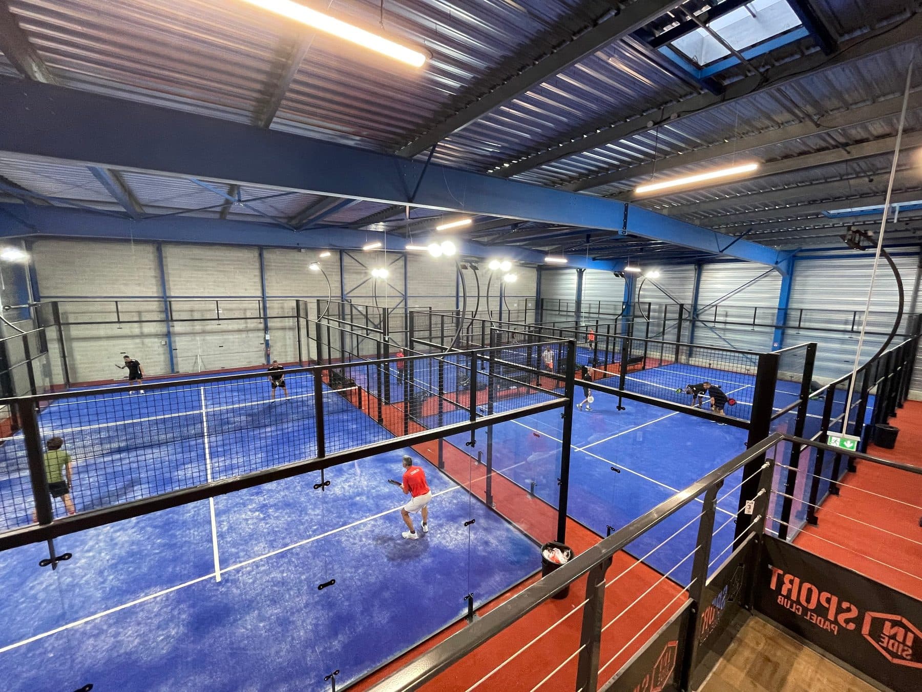 Partie de padel sur une piste couverte d'Inside Sport Reims