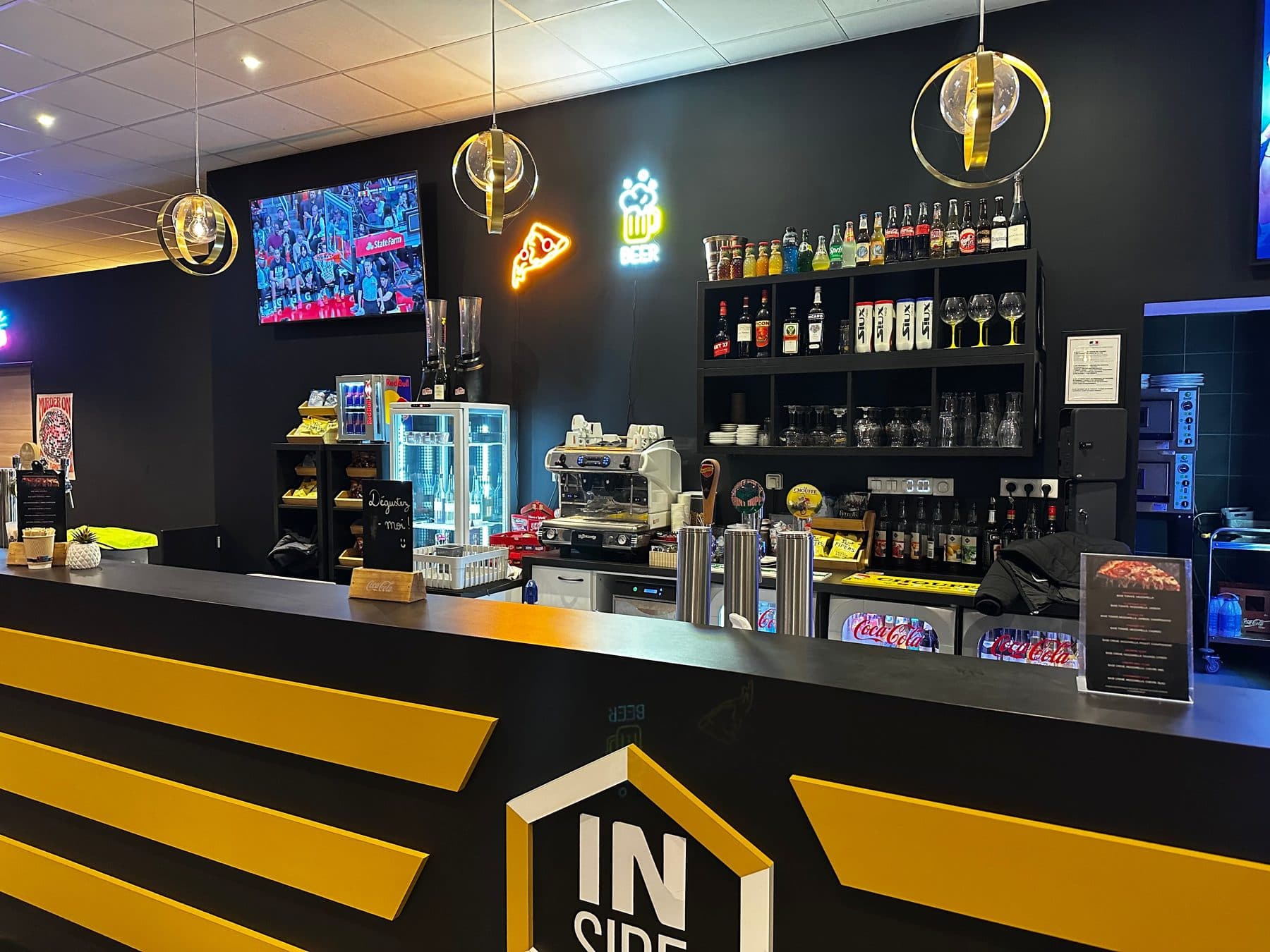 Le sports bar d'Inside Sport Reims avec un match diffusé sur écran