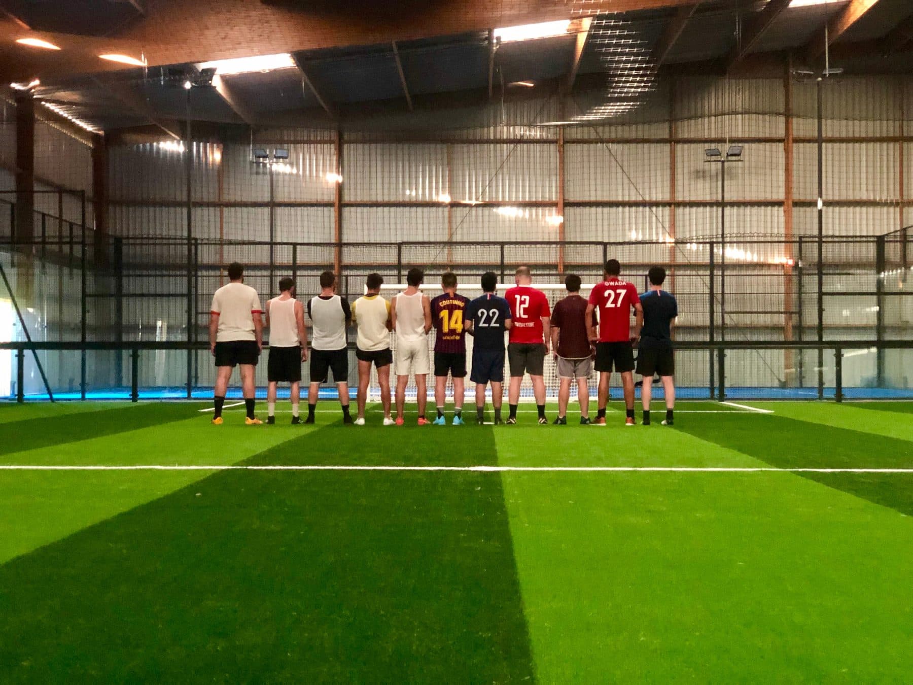 Joueurs de Foot5 alignés sur un terrain indoor d'Inside Sport à Reims