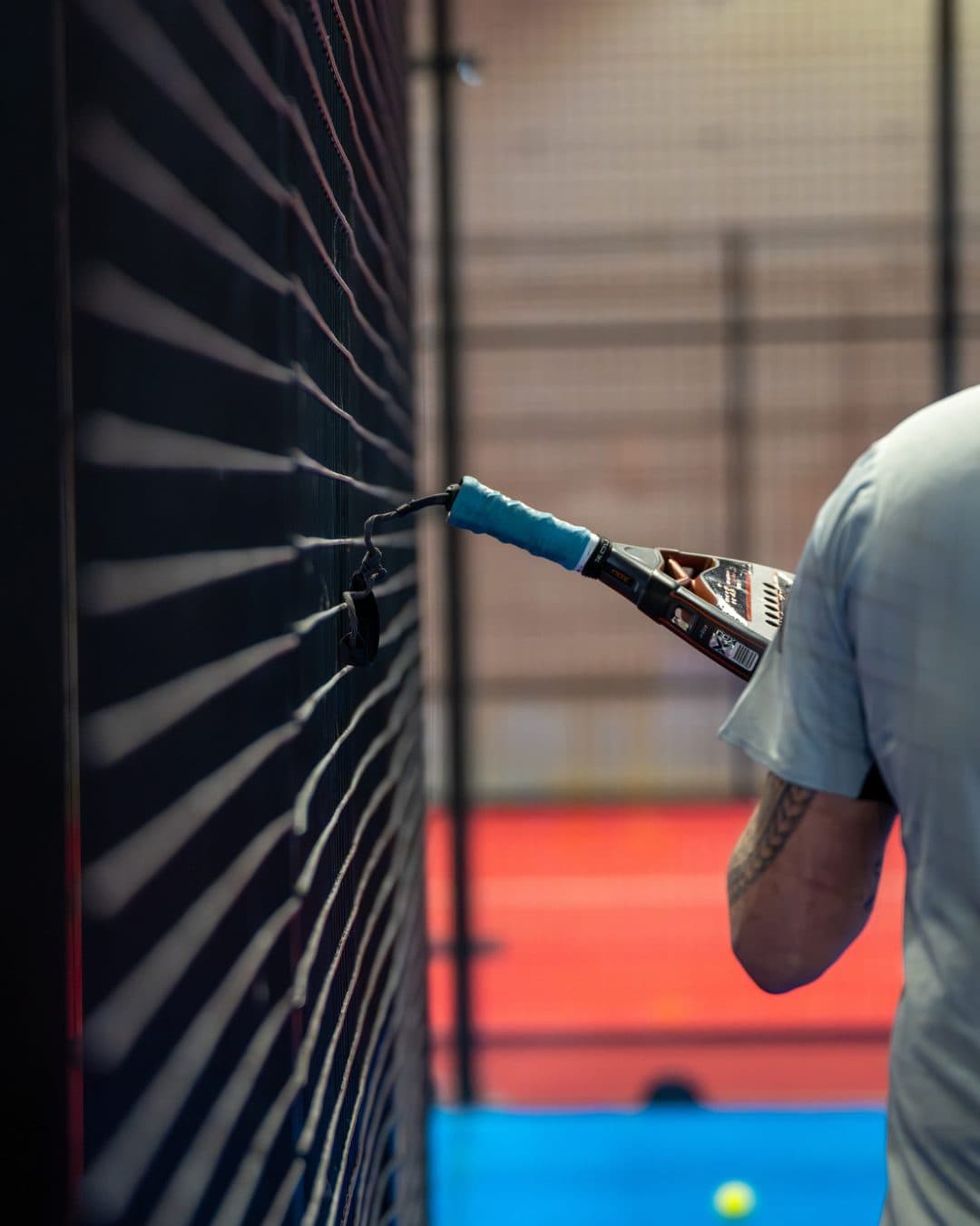 Joueur de padel raquette en main