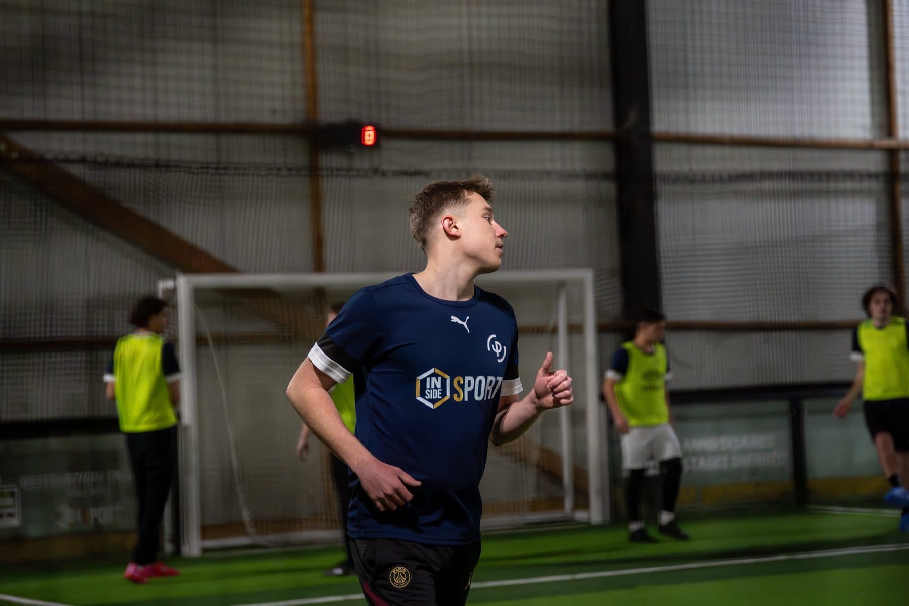 Joueur en maillot Inside Sport sur le terrain de foot indoor