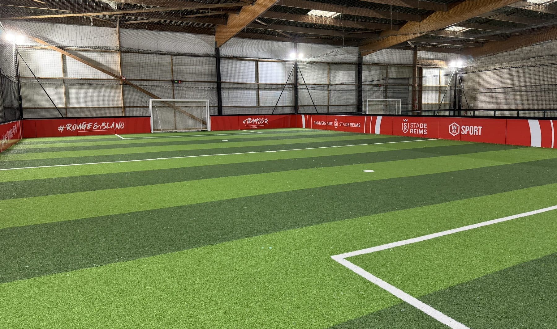 Terrain de Foot5 indoor habillé aux couleurs du Stade de Reims
